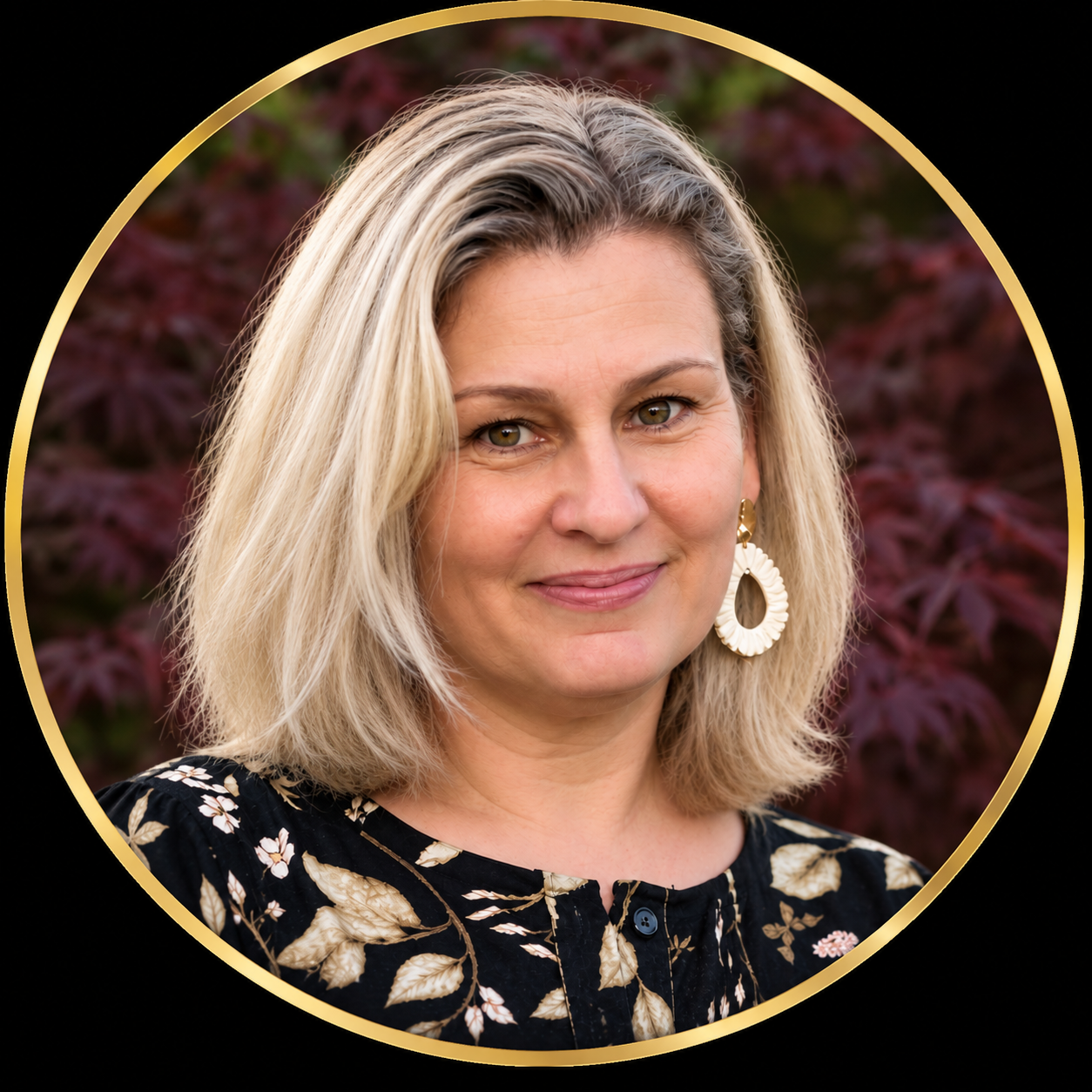 Porträt von Jacqueline Schöneberg in einem goldenen Kreis